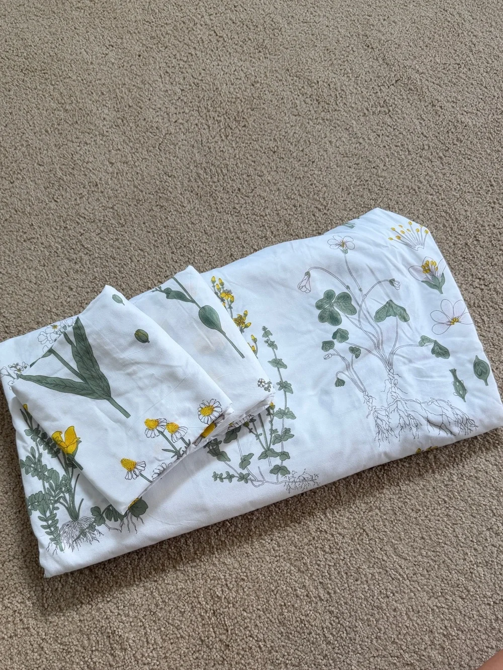 Floral Meadow Printed Comforter Set in White and Yellow Queen size